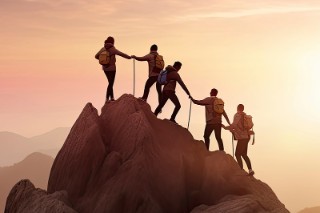 Fünf Bergsteiger auf einem Berggipfel